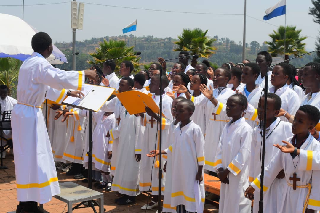 Karidinali Kambanda arasaba abana gukunda ishuri