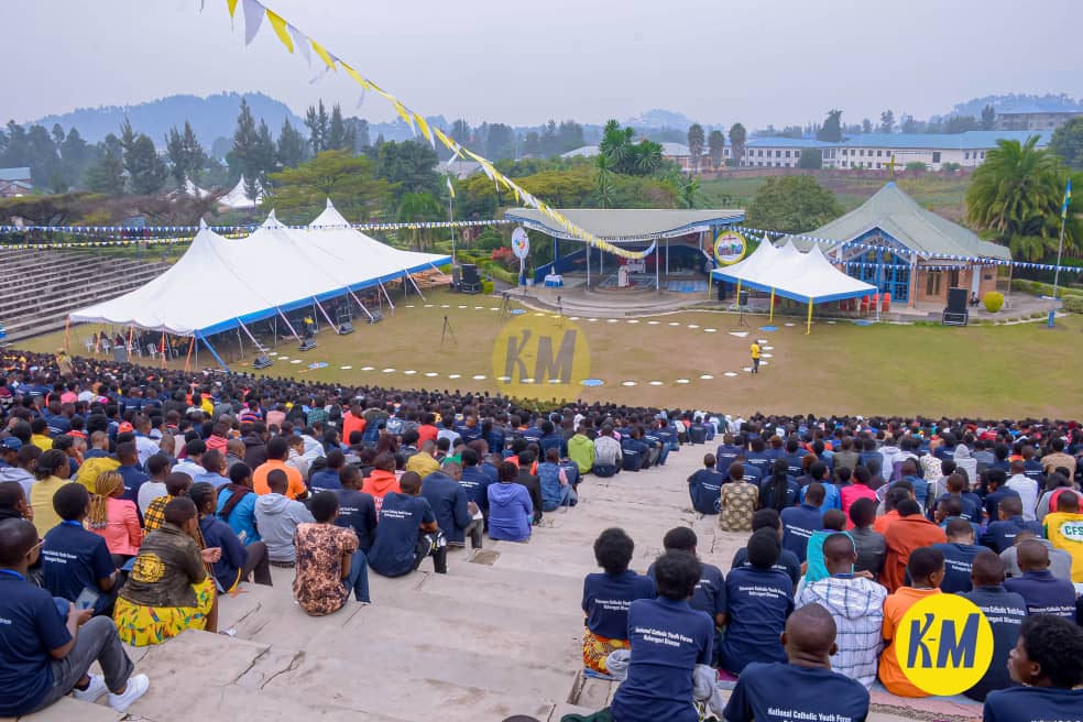 Mu mabara atandukanye urubyiruko rwari rutatse Ingoro ya Bikira Mariya umwamikazi wa Fatima