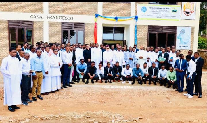Abafaratiri bakiranye ibyishimo inyubako nshya bahawe na Papa Fransisiko