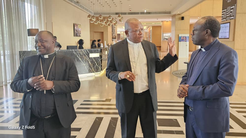Karidinali Fridollin Ambongo Aganira n'Abepiskopi ubwo yageraga i Kigali