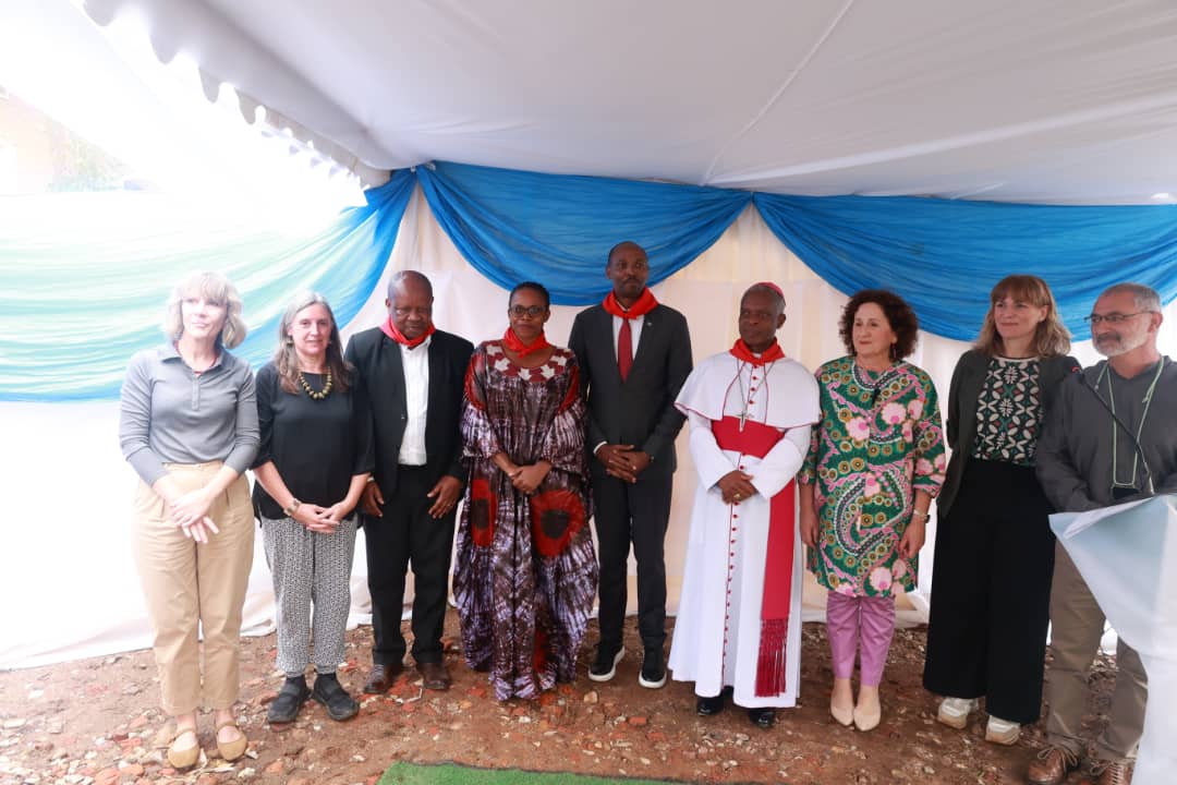 Abagira uruhare mu iterambere ry'Ibitaro bambaye Furari nk'ikimenyetso cy'ubufatanye