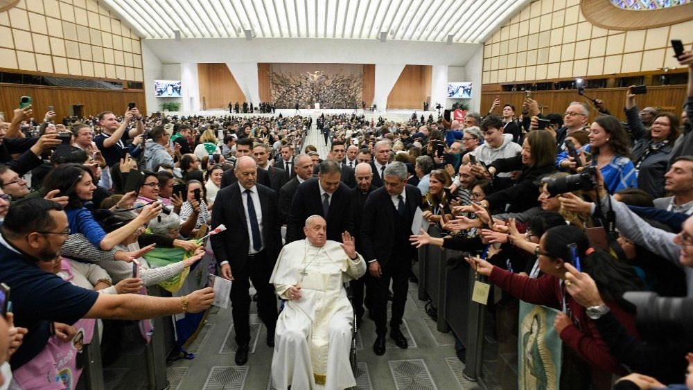 Papa Fransisiko yakiriye Abanyamakuru muri Salle Paul VI