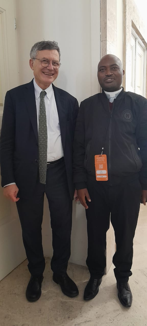 Padiri Fidele Mutabazi ari kumwe na Dr Paolo Ruffini, Umuyobozi wa Dicastère Ishinzwe Itangazamakuru