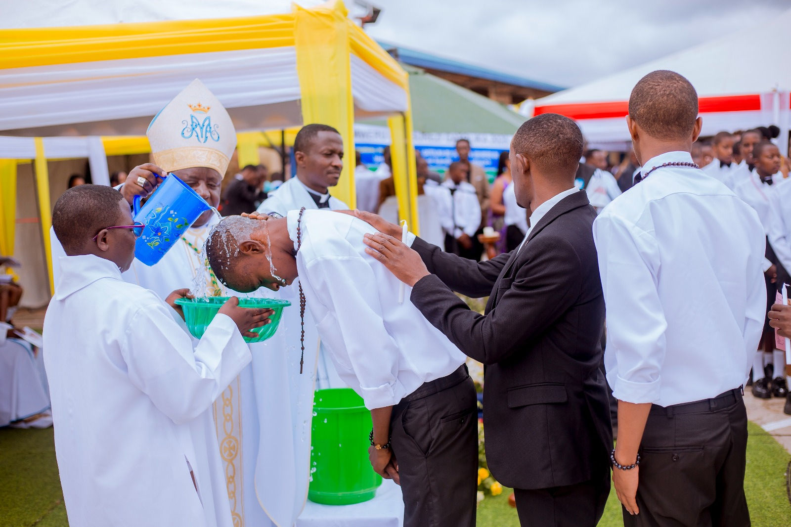Muri ibi birori abanyeshuri bahawe amasakaramentu y'Ibanze