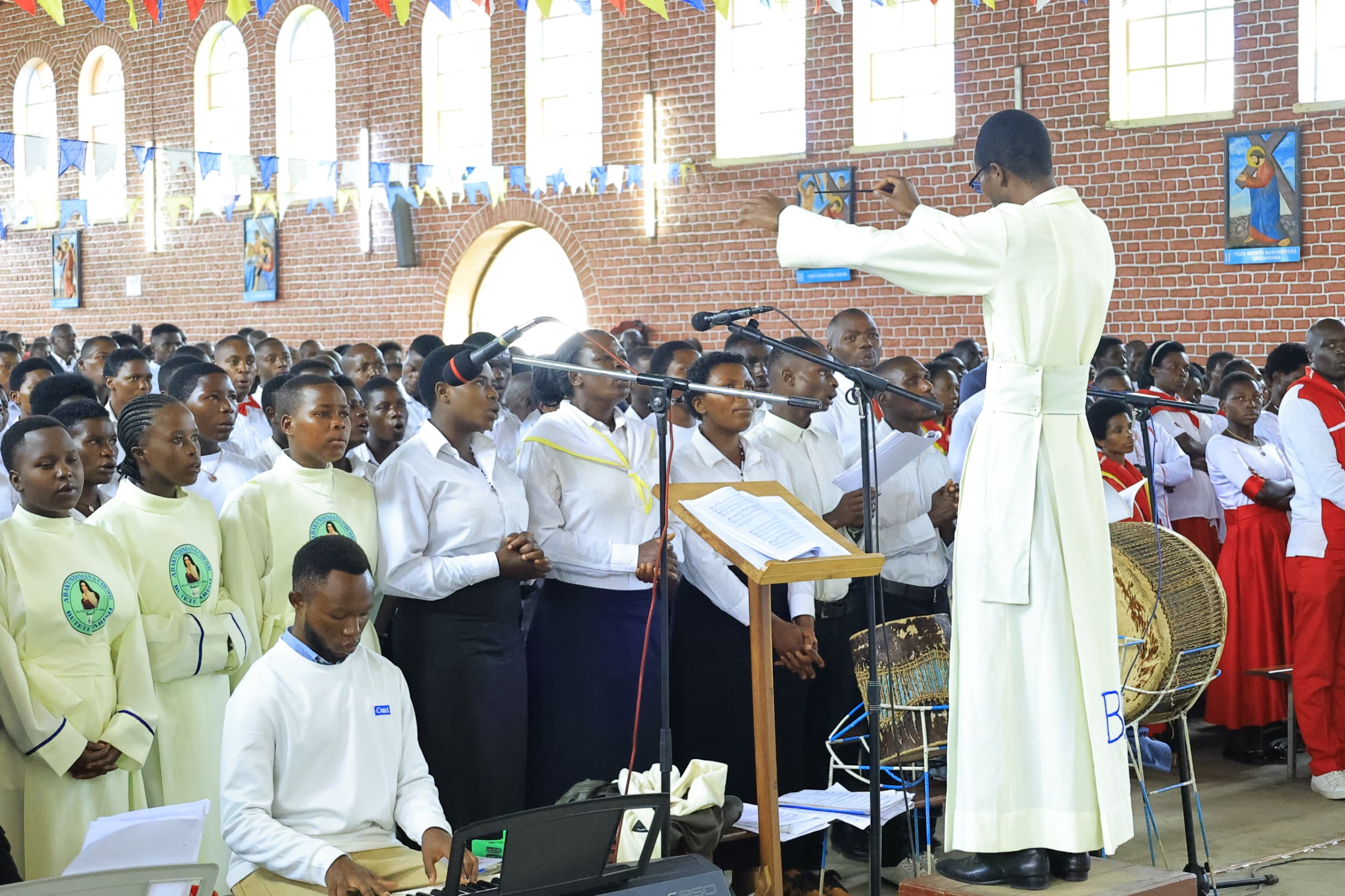 Korali Saint Jean Paul II irashimirwa uruhare yagize mu iterambere rya Muzika ya Liturujiya muri paruwasi ya Butete