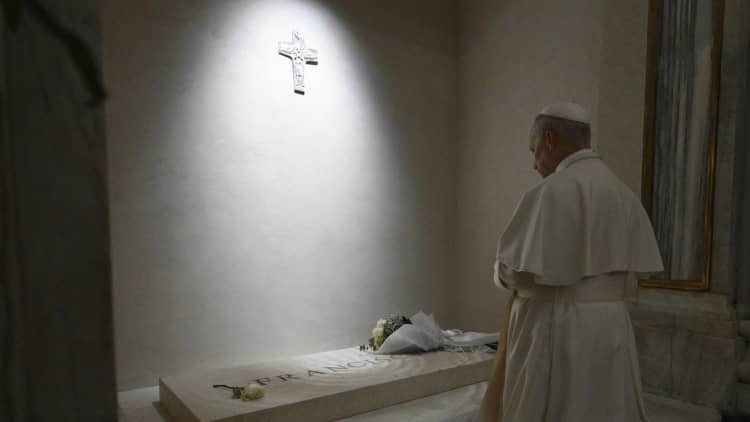 Papa Leo wa XIV Yasuye Imva ya Papa Fransisko yasimbuye