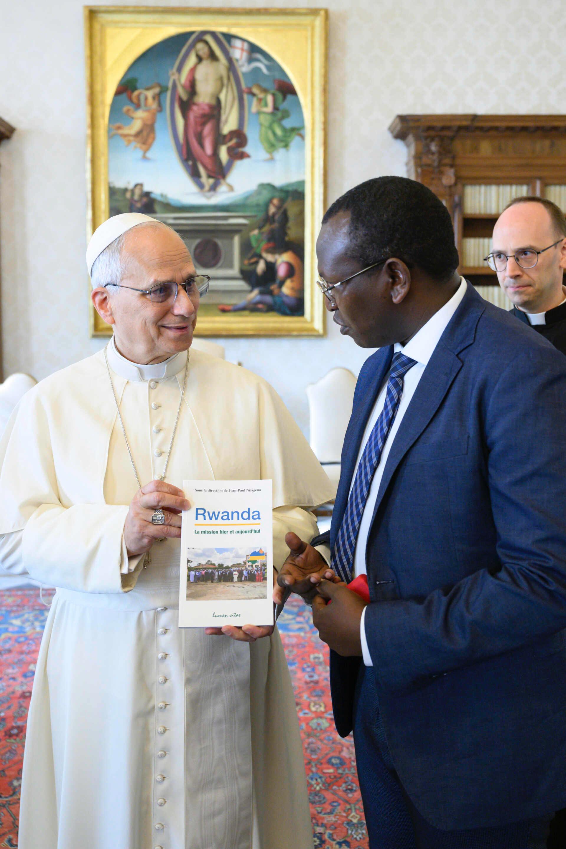 Umunyarwanda Prof. Jean-Paul Niyigena yashyikirije Papa Léon wa XIV igitabo yanditse  ku butumwa bwa Kiliziya mu Rwanda