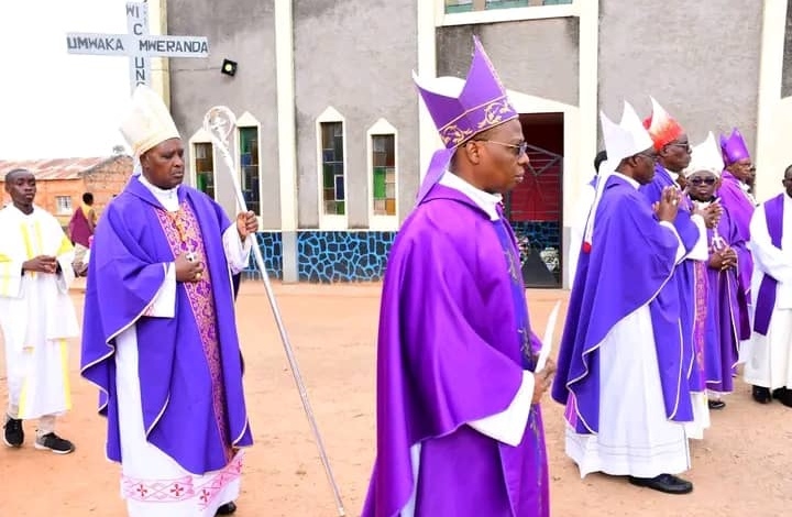 Abepiskopi bo Mu Rwanda bifatanyije na Diyosezi ya Bururi mu muhango wo gushyingura Musenyeri Bacinoni