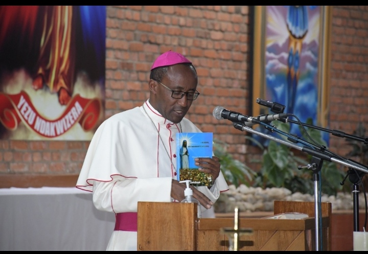 Musenyeri Edouard Sinayobye arasaba abakristu kudasuzugura ubutumwa Bikira Mariya yatangiye i Kibeho akoresheje ibimenyetso
