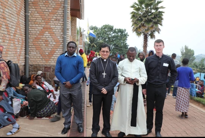 Myr Arnaldo Catalan Intumwa ya Papa mu Rwanda ari mu bitabiriye ibirori by'Asomusiyo i Kibeho