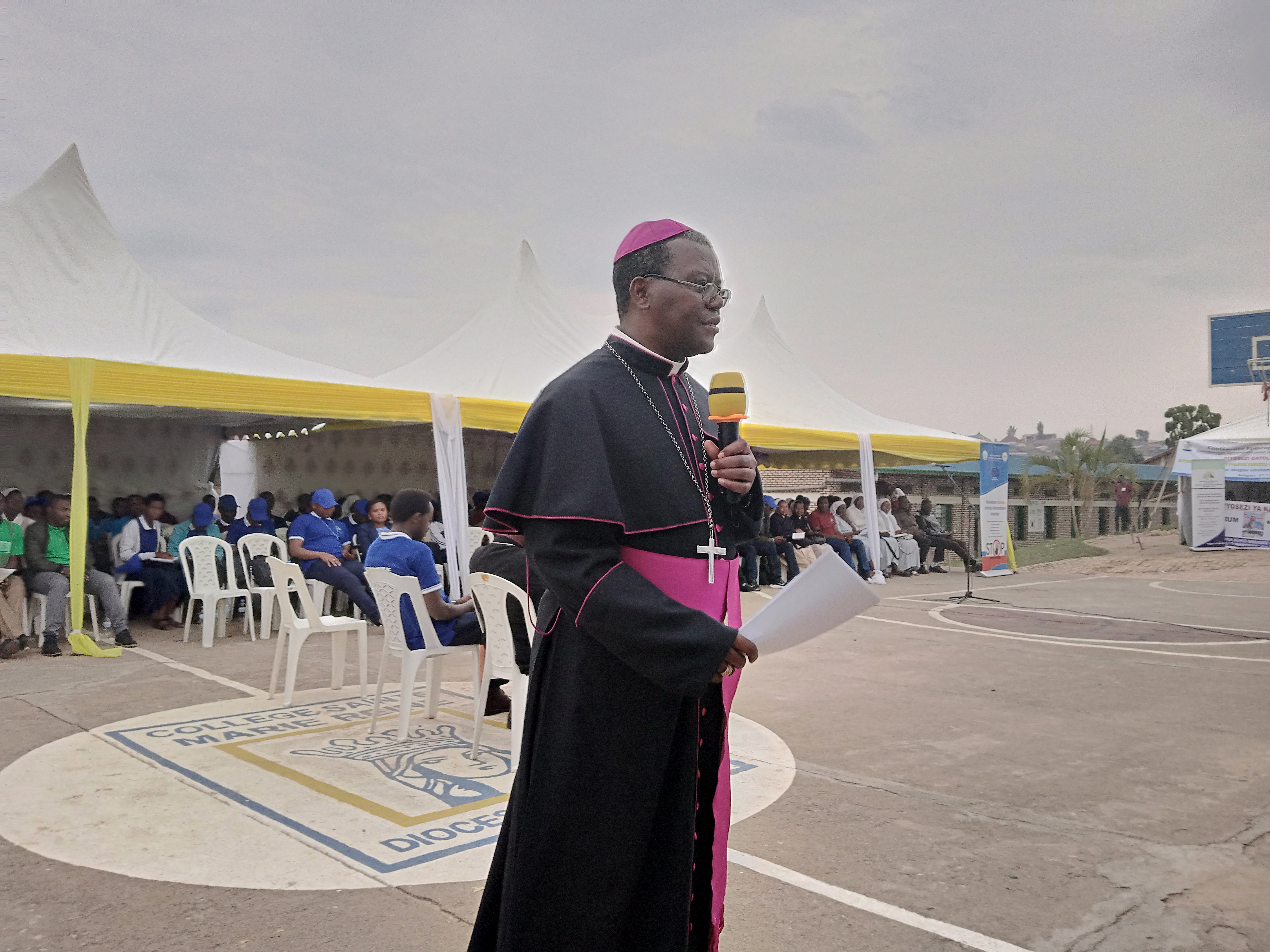 Urubyiruko rurasabwa gufasha ababyeyi guseka bakareka guhora bazinze umunya