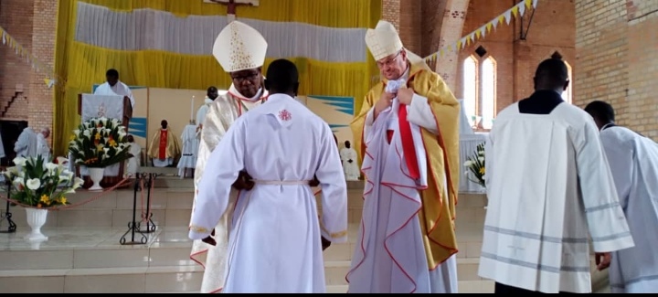 Padiri Ndindiriyimana Augustin wa Butare yahawe ubupadiri Nyuma y'imyaka 11 Gusa avuye mu Badivantisite