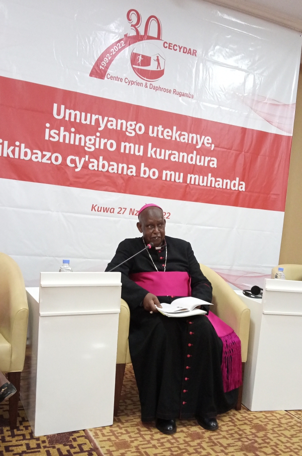 Myr Nzakamwita Servilien yitabiriye ikiganiro nyunguranabitekerezo ku kibazo cy'abana bo mu mihanda cyateguwe na CECYDAR