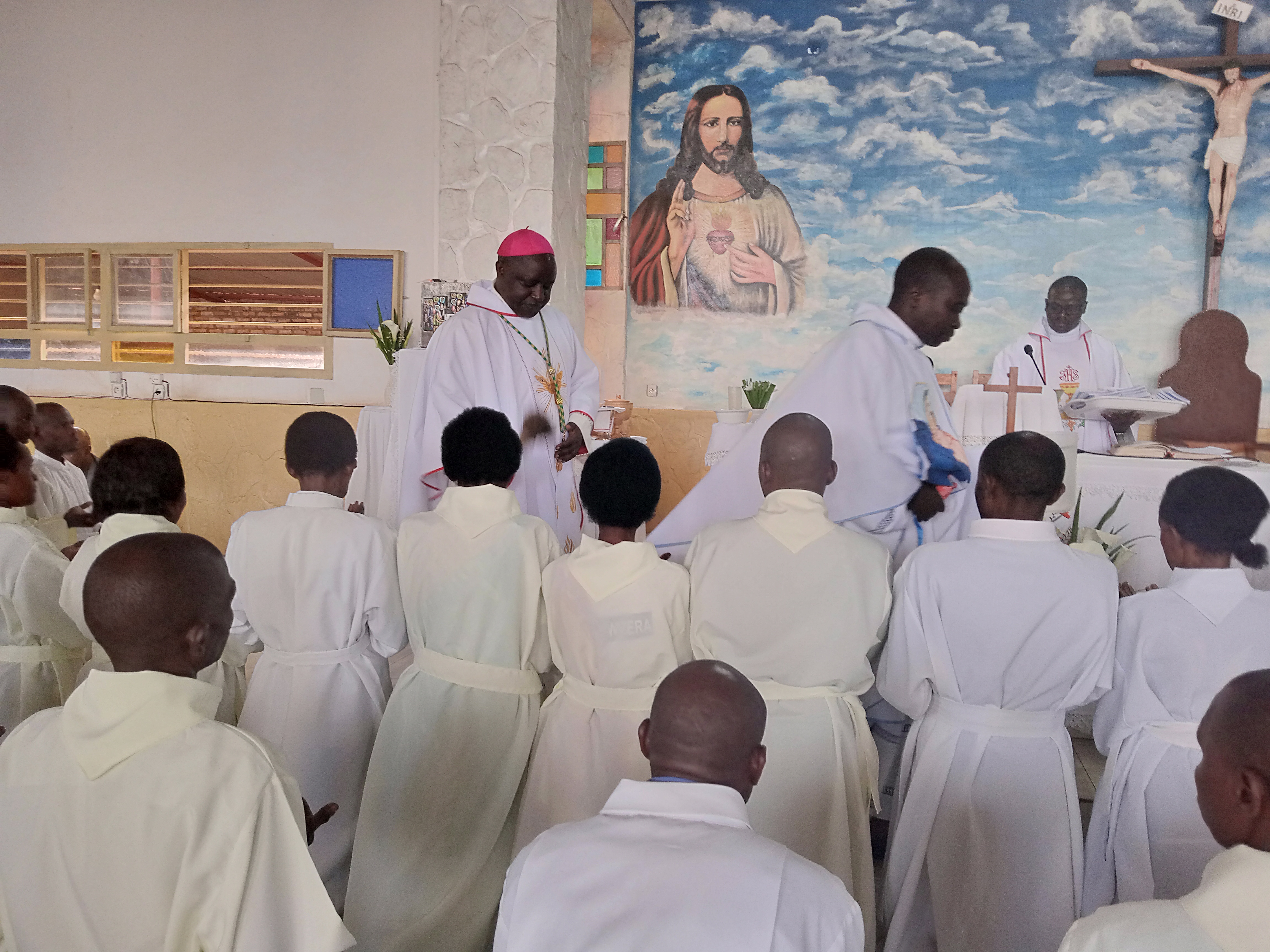 Musenyeri Balthazar NTIVUGURUZWA yahaye Ubutumwa Abahereza k’Ukaristiya 38 bo muri Paruwasi ya Gihara