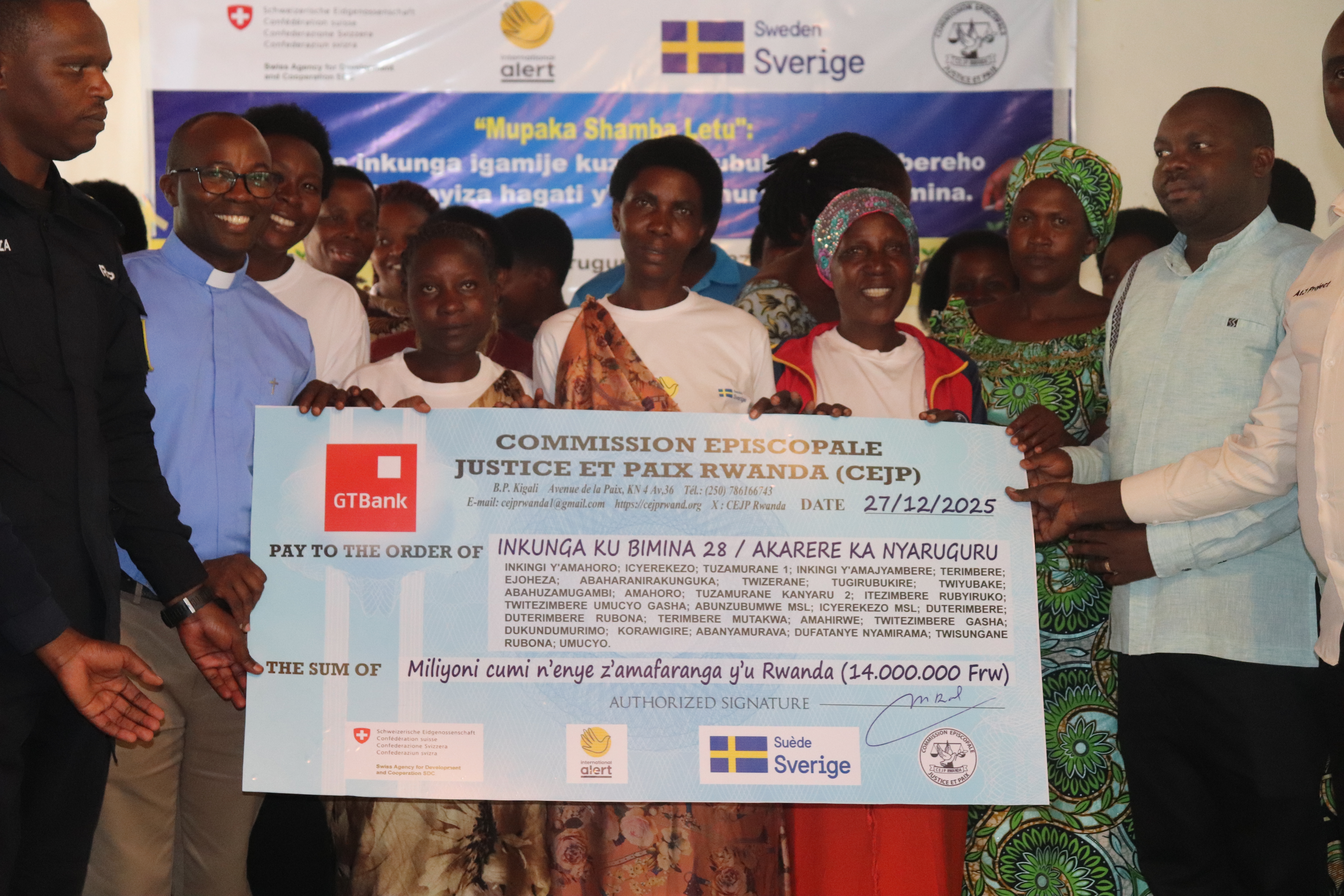 Nyaruguru: Abagore n’urubyiruko bahawe inkunga ya Miliyoni 14 Frw yo kwikura mu ngaruka z’ifungwa ry’umupaka w’Akanyaru