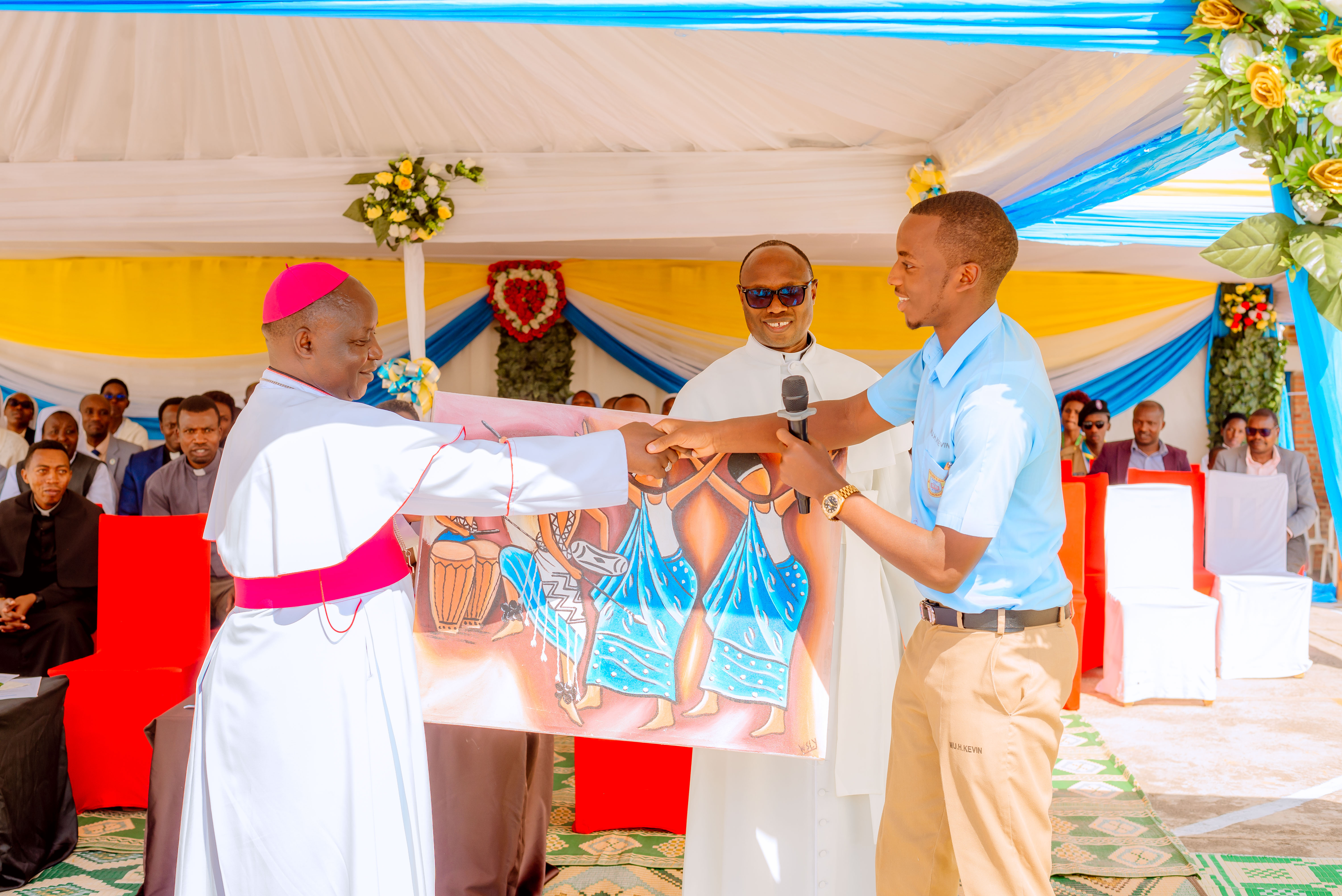 Musenyeri Balthazar yashimiye impano yahawe na College Saint Jean Nyarusange avuga ko zizahora zimwibutsa inzozi bifitemo