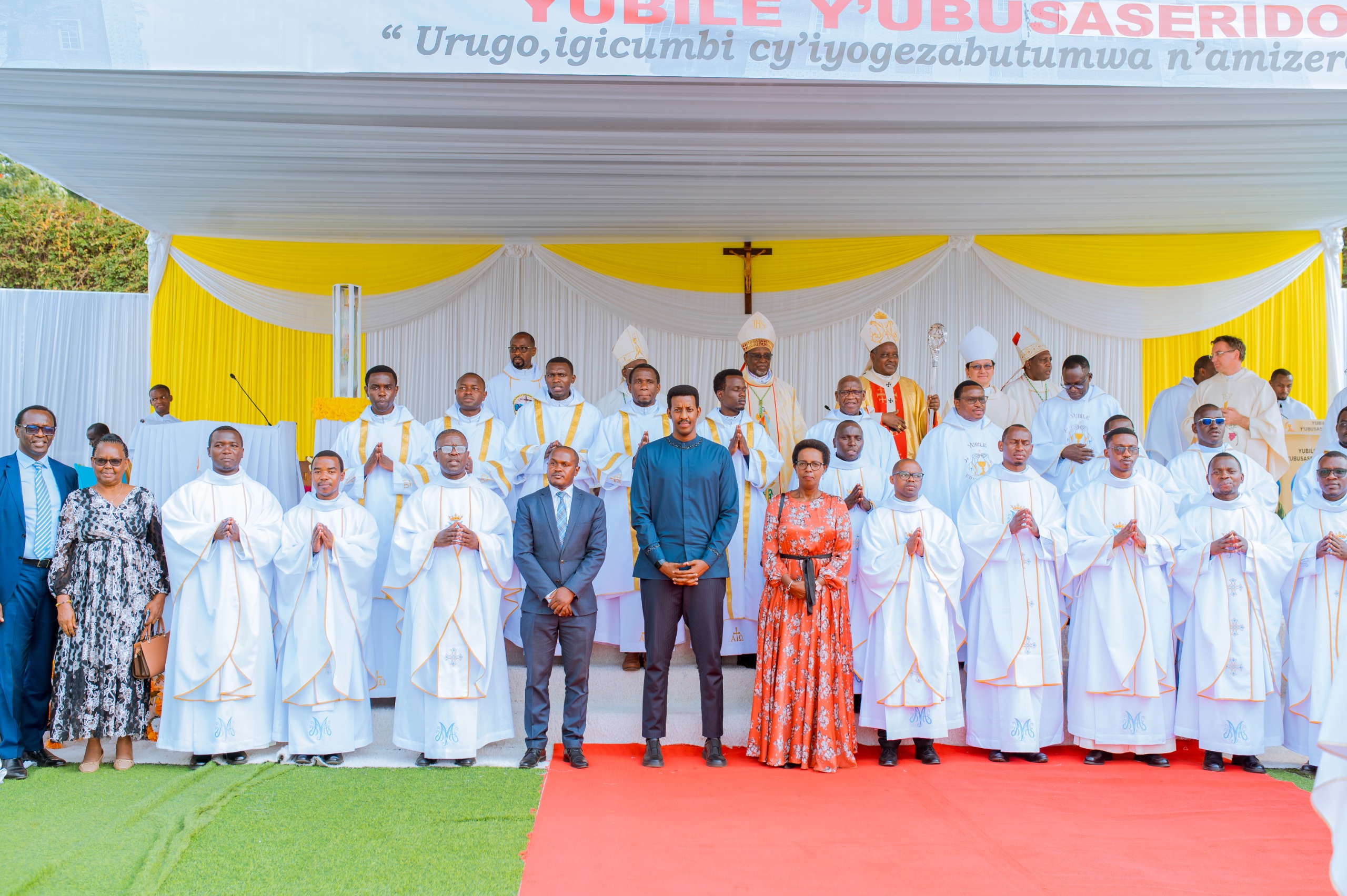 Abapadiri bashya n’ababyeyi babo bishimiye umunsi w’amateka w’itangwa ry’Ubupadiri