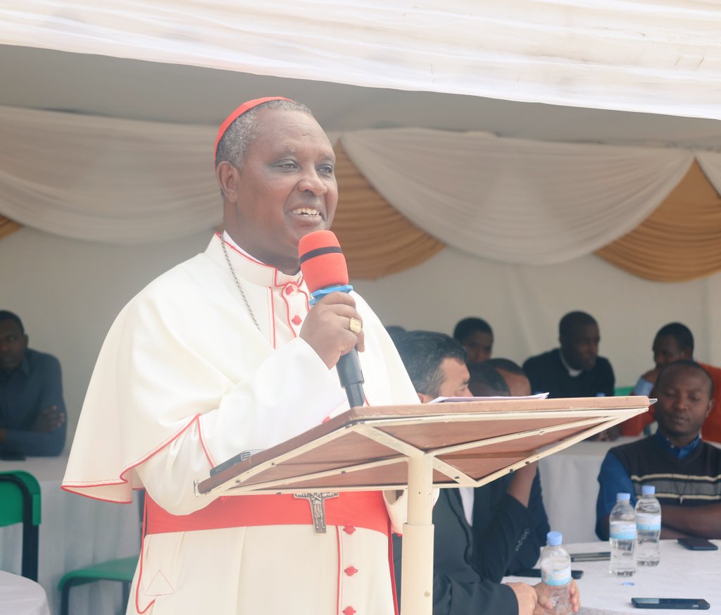 Karidinali Kambanda yasabye urubyiruko gufasha bagenzi babo bangirikira ku mbuga nkoranyambaga.