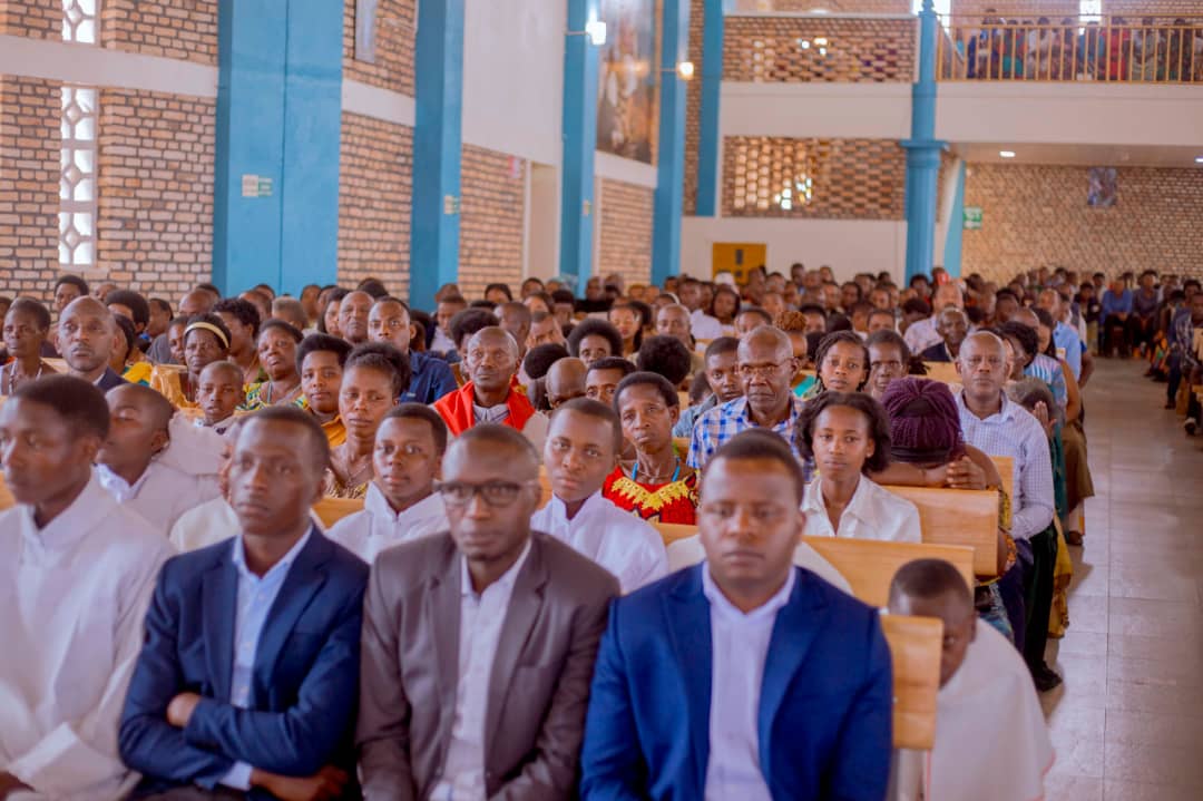 Imbaga y'abakristu yari yabukereye mu kwizihiza Yubile y'imyaka 50 n'itangwa ry'ubusaseredoti.