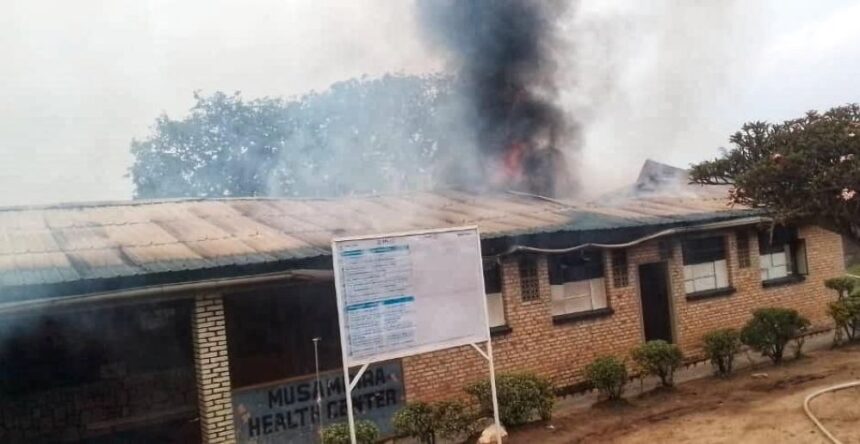 Musambira inyubako y'ikigo nderabuzima cya Musambira  yafashwe n'inkongi, haracyekwa ko yatewe n'amashanyarazi.