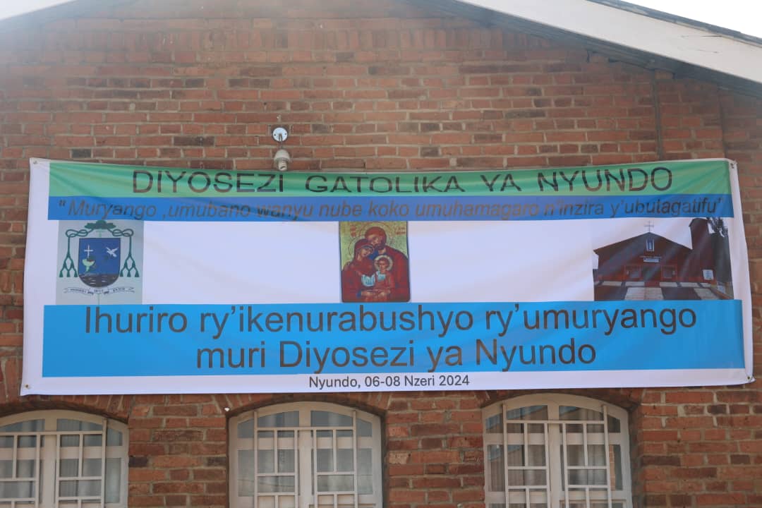 Insanganyamatsiko y'iri huriro iragira iti "Muryango, umubano wanyu nube koko umuhamagaro n'inzira y'ubutagatifu"