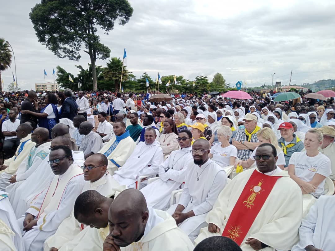 Abakristu baturutse ku migabane yose y’isi bifatanyije na Kibeho kwizihiza isabukuru ya 41 y’amabonekerwa ya Bikira Mariya