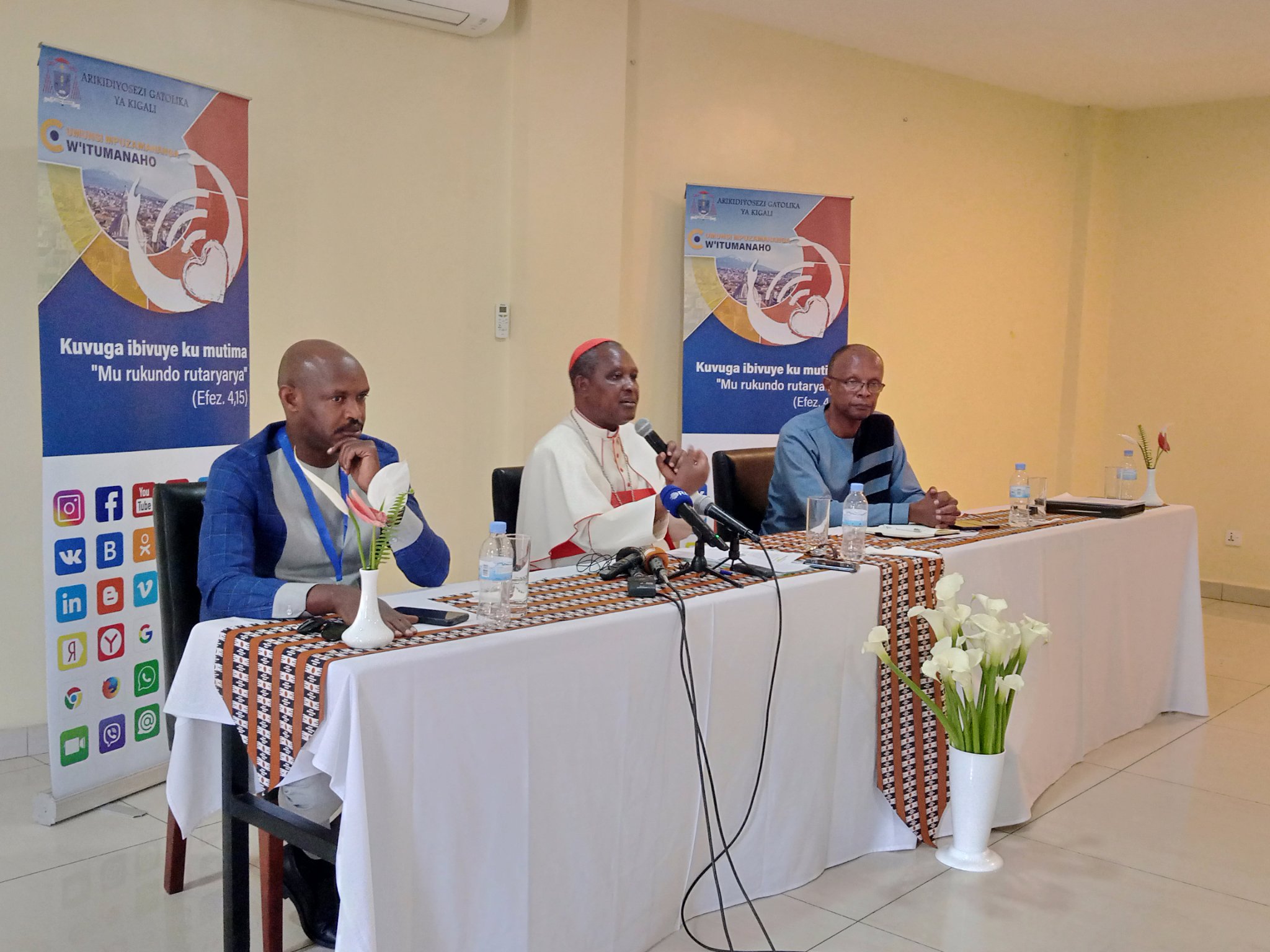 Karidinali Antoine Kambanda yasabye Abanyamakuru kugira umutima uganira n’umutima