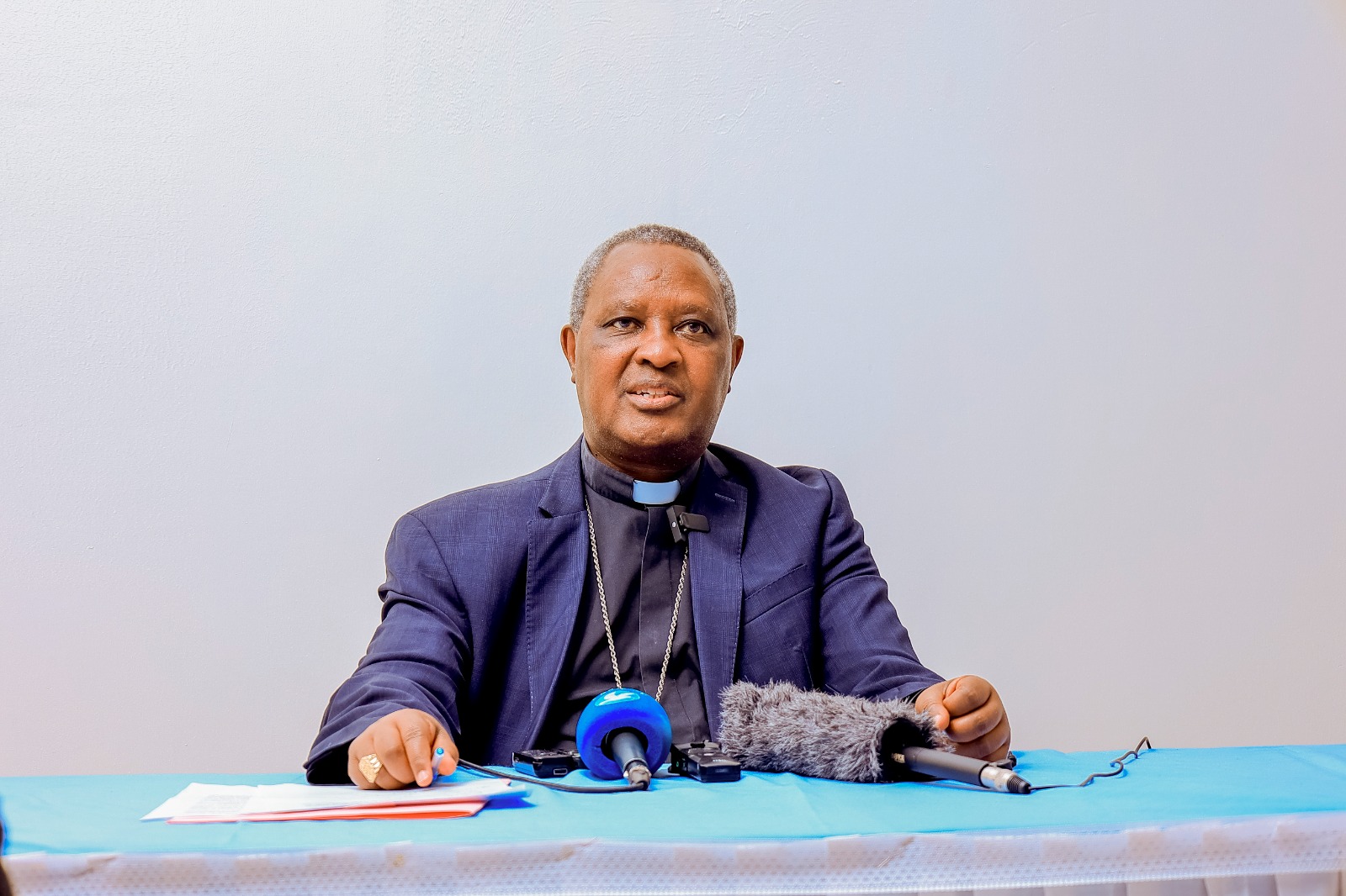 Nyiricyubahiro Antoni Karidinali Kambanda Arikiyepisikopi wa Kigali akaba na perezida w'inama y'abepisikopi gatolika CEPR mu kiganiro n'itangazamakuru.