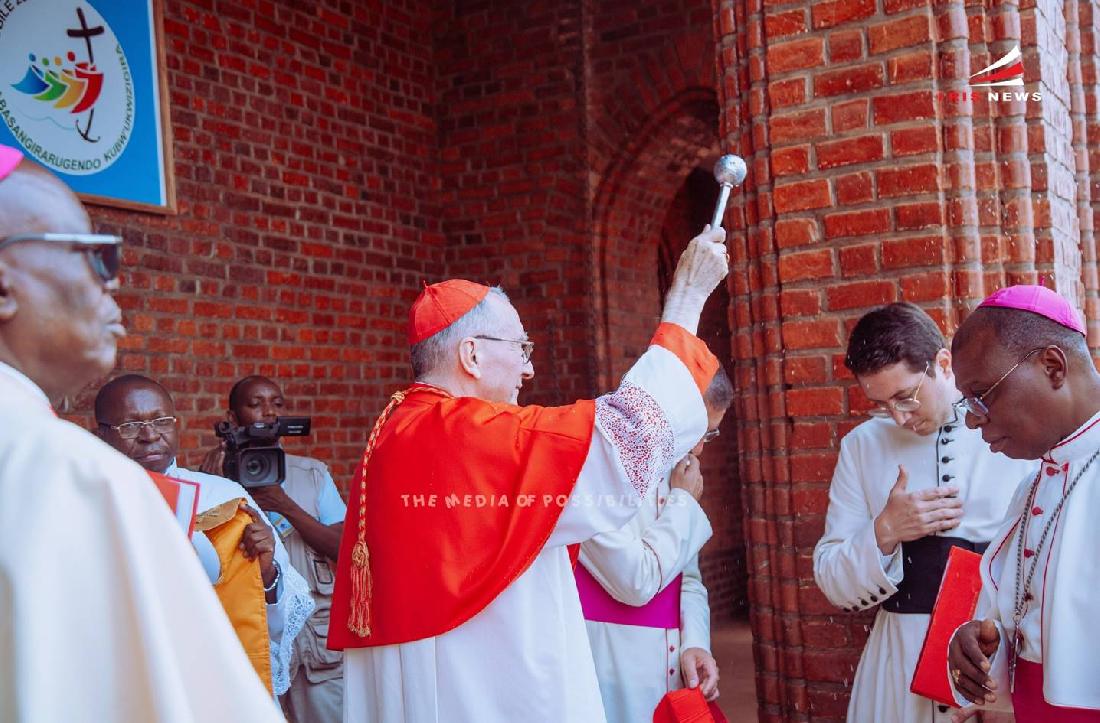 Cardinal Pietron Parolin atanga umugisha nyuma yo gutangaza ishyirwaho rya Basilika ntoya ya Mugera mu Burundi.