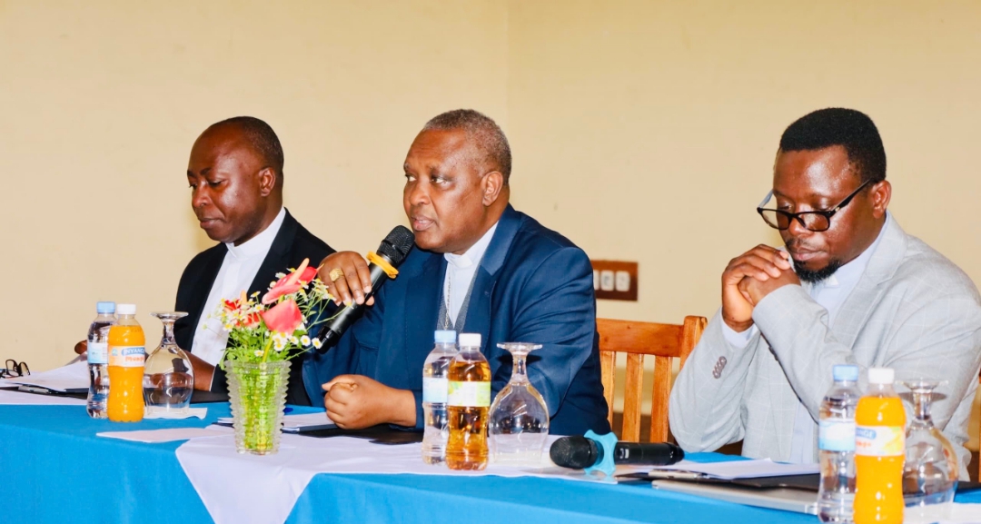 H.E Antoni Karidinali Kambanda ari kumwe na Padiri Valens Niragire umuyobozi wa Komisiyo y'ubutabera n'amahoro mu nama y'abepisikopi gatolika CEJP (I buryo) na Padiri Donatien Twizeyumuremyi uyobora Caritas Kigali na komisiyo y'ubutabera n'amahoro CDJP.