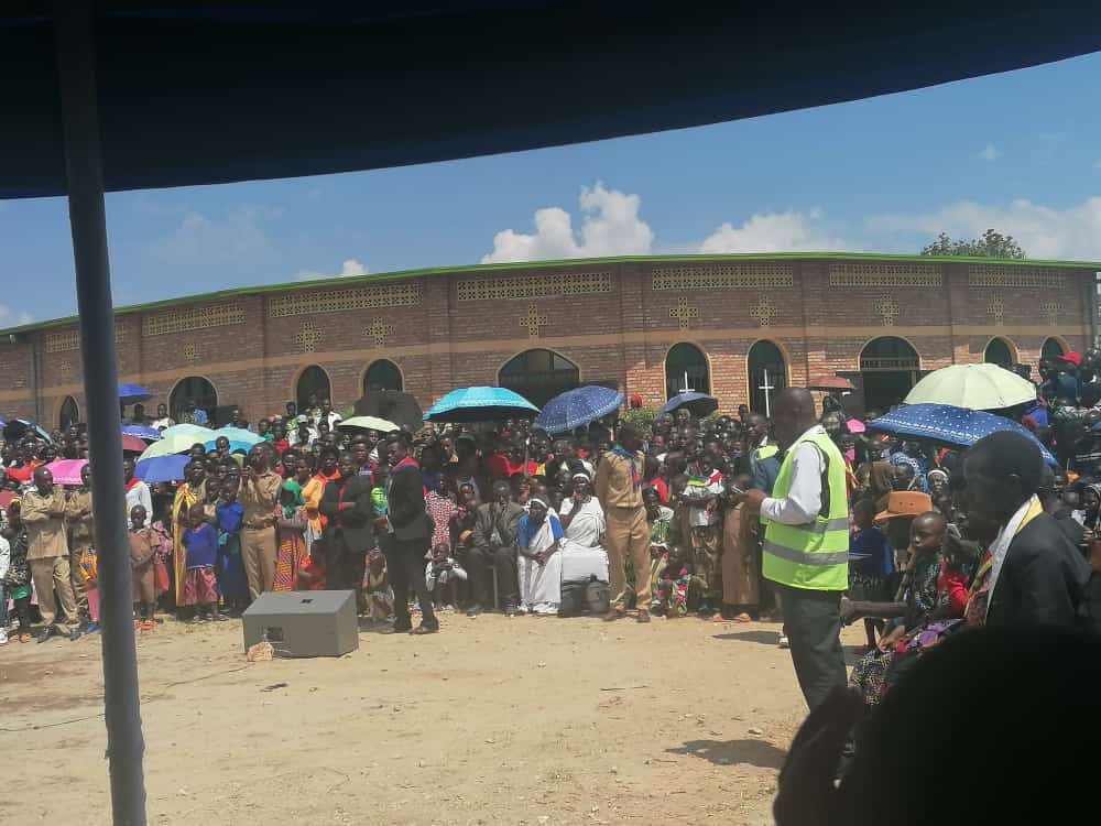 Gikongoro: Akari ku mutima w’abakristu b’ i Kibumbwe batangiriye gusenga  mu ishuri risakaje ibyatsi ubu bakaba bafite Paruwasi nshya