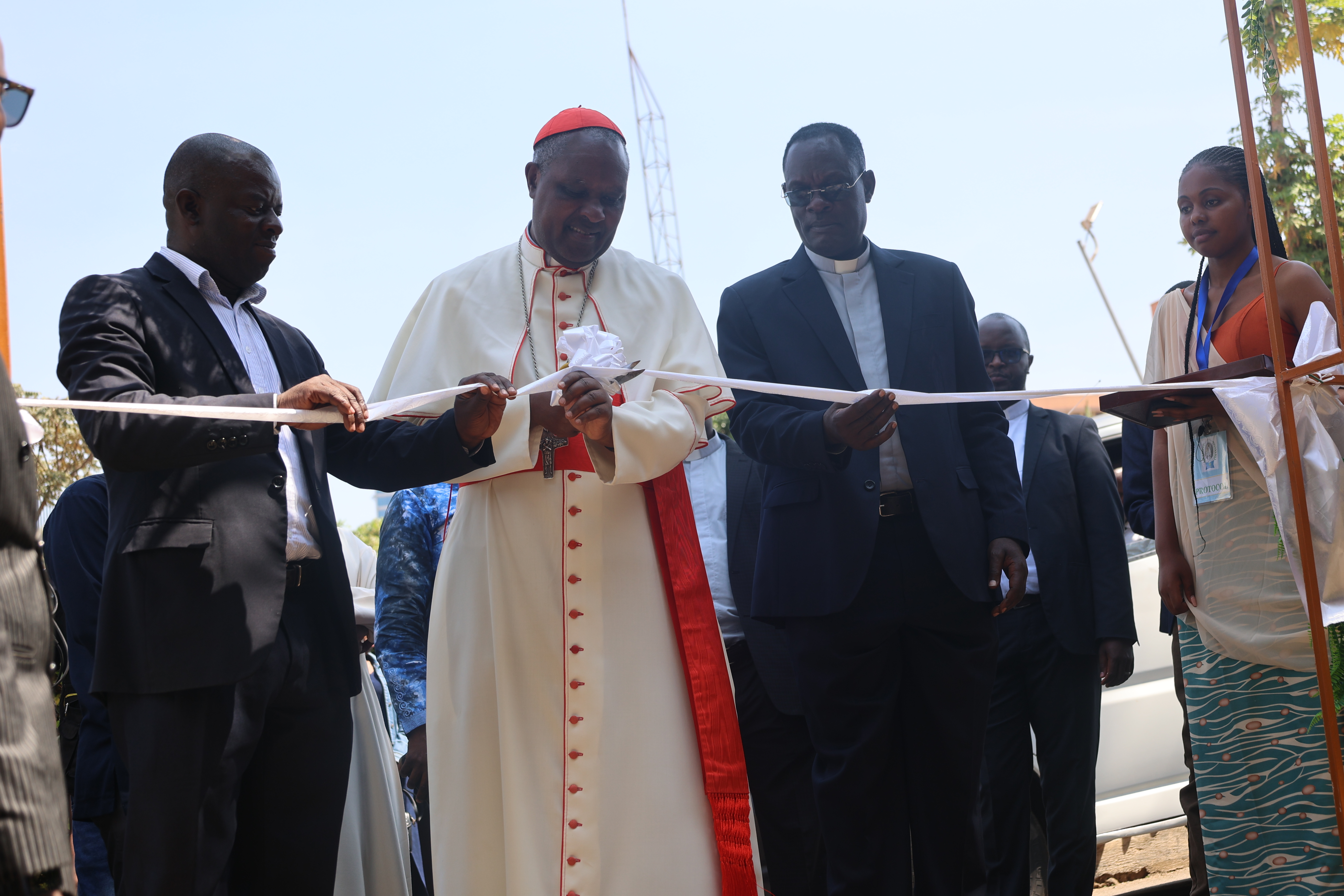 Ubuzima bw’umuntu butangirira mu biganza by’umubyaza, bugasoreza mu by’umuforomo" Cardinal Kambanda