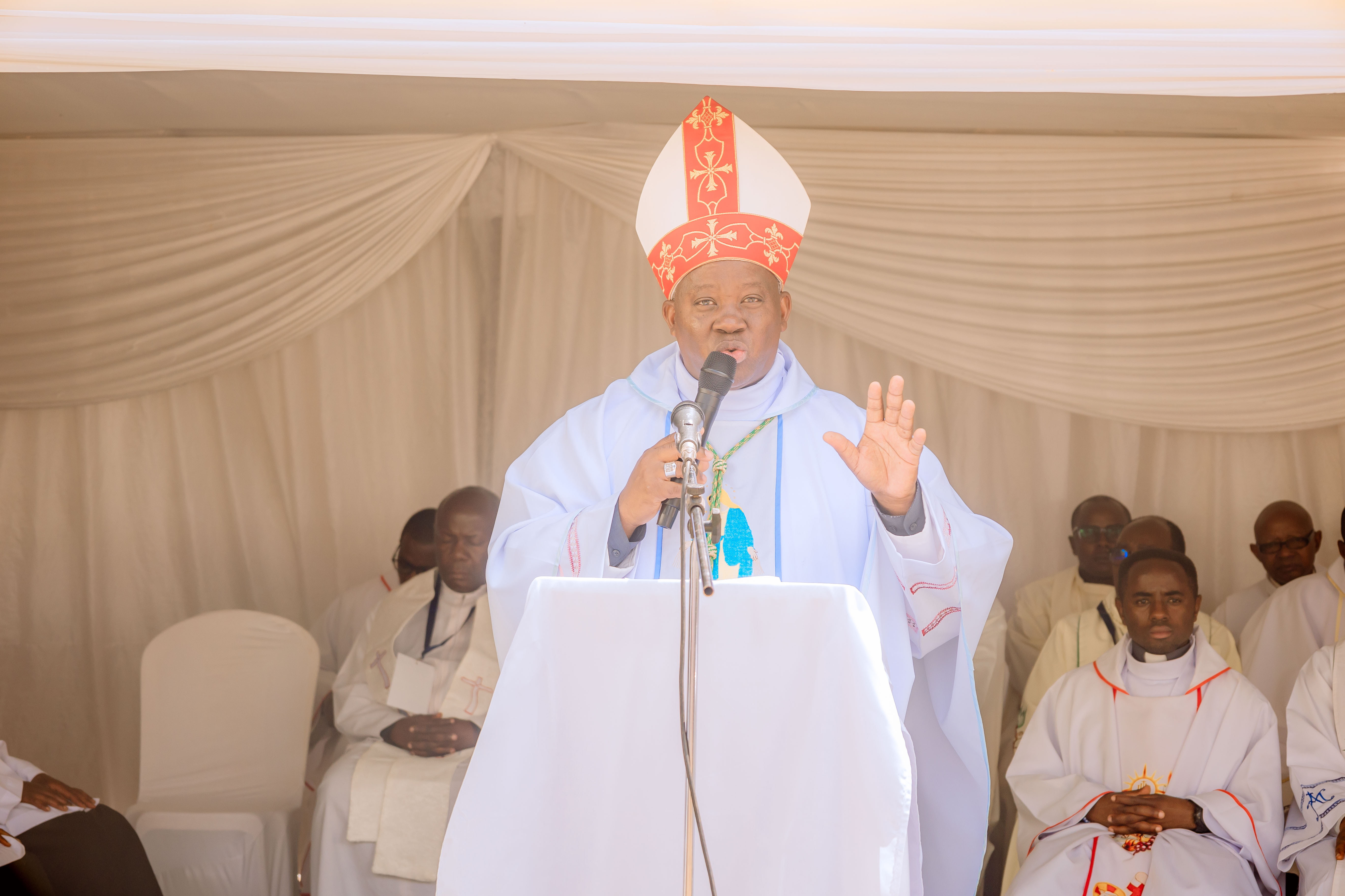 “Kora ndebe iruta vuga numve.” Musenyeri Papias Musengamana wa Byumba