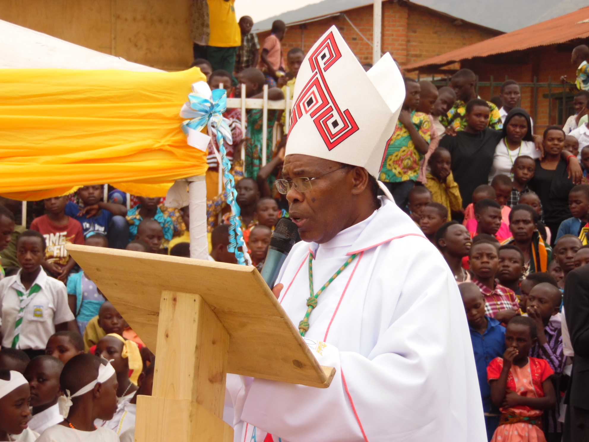 Musenyeri Anaclet MWUMVANEZA  arasaba urubyiruko kwitwararika