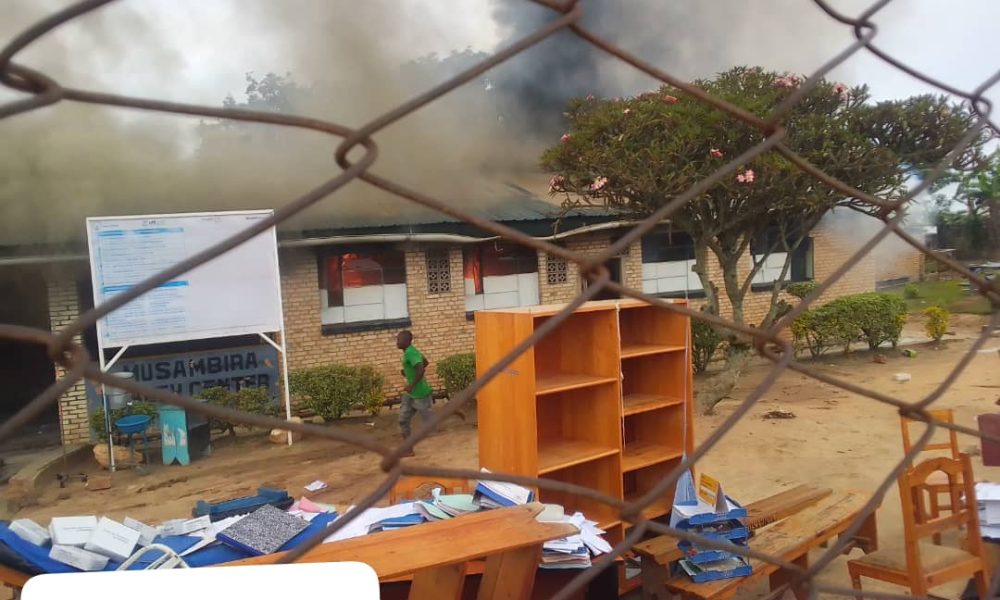 Bimwe mu bikoresho byo mu biro ndetse n'imiti byarokowe mu nkongi y'umuriro yibasiye  inyubako y'ikigo nderabuzima cya Musambira.