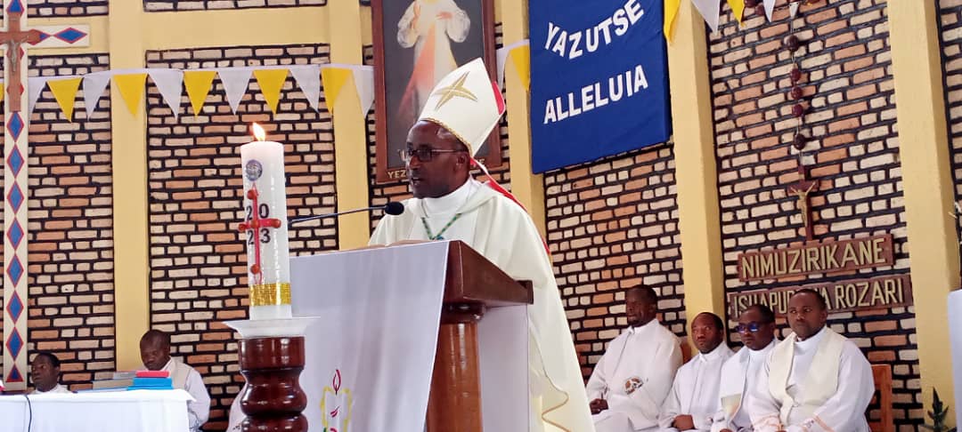 Musenyeri Edouard Sinayobye Umwepiskopi wa Cyangugu yaherekeje abakristu mu rugendo nyobokamana i Kibeho
