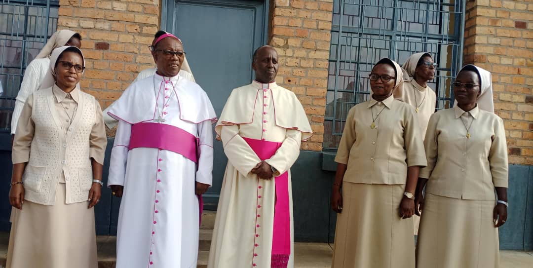 Paruwasi ya Kiruhura yabimburiye izindi mu gusurwa n’umwepiskopi mushya.