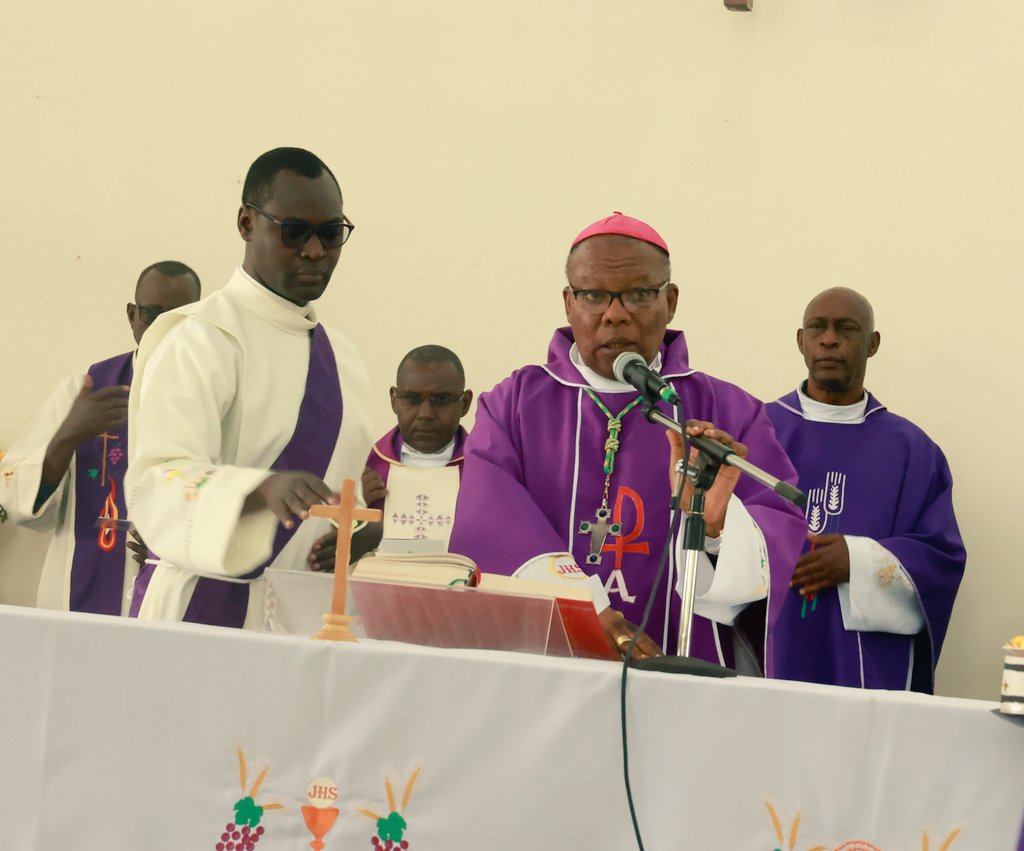 Myr Filipo Rukamba umwepisikopi wa Butare uri mu kiruhuko cy'izabukuru niwe wayoboye misa yo gushyingura Mama Karola Mukamazimpaka.