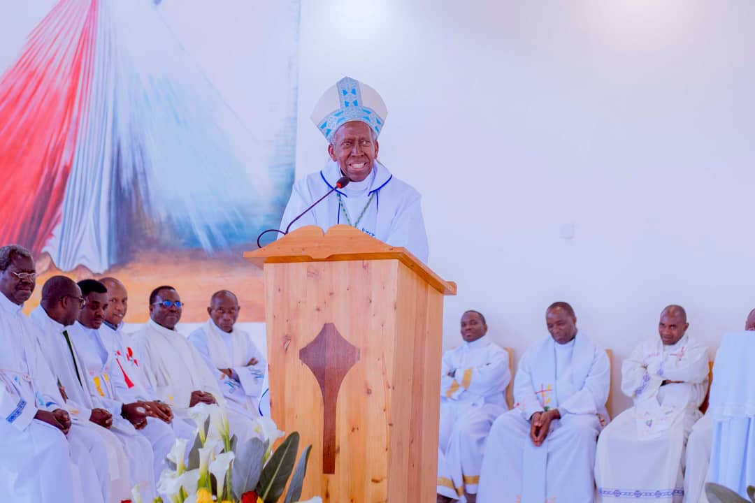 Myr Smaragde Mbonyintege umwepiskopi wa Diyosezi ya Kabgayi uri mu kiruhuko cy'izabukuru ari nawe wasigaye ari umubyeyi w'umuryango w'abarangarukundo.