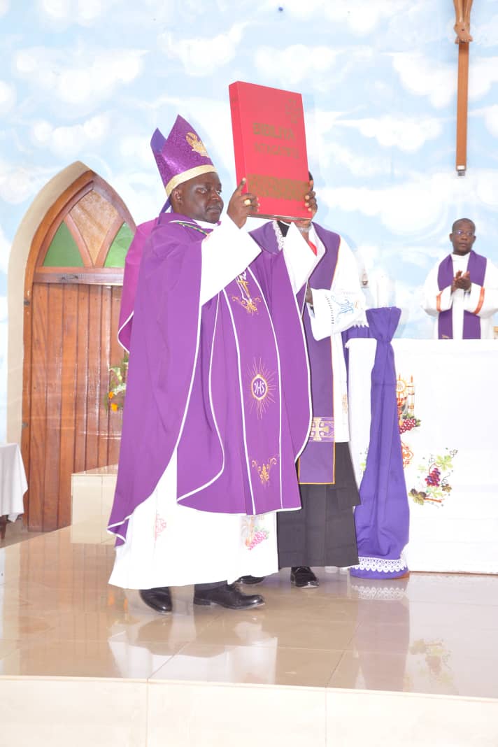 Myr Balthazar Ntivuguruzwa niwe wakiriye Bibiliya Ntagatifu