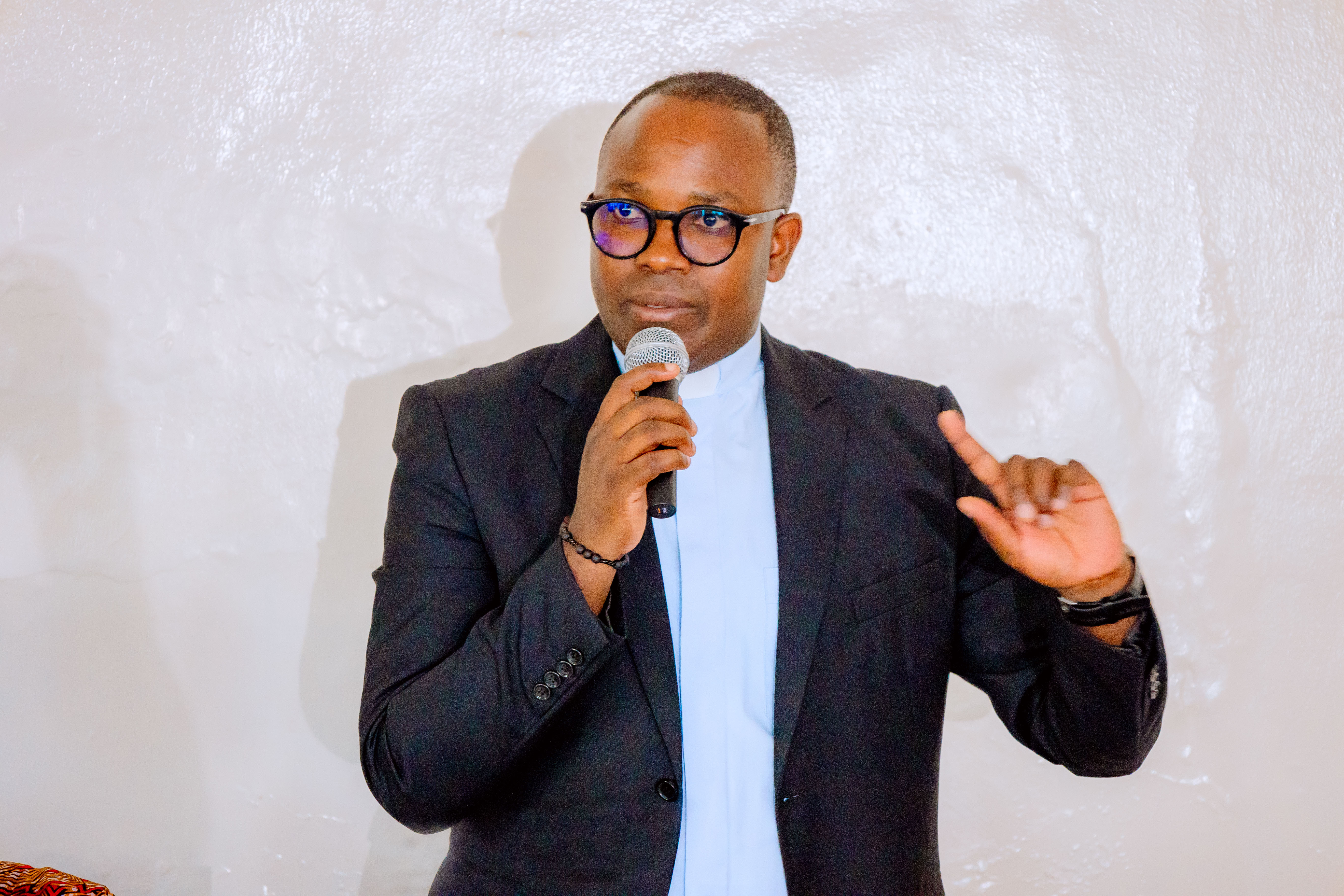 ‘’Kiliziya zimwe zirafunze ariko amashuri ntabwo afunze, Patronage izabera ku ishuri’’ Padiri Gwiza