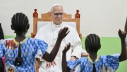 Papa Leo XIV yasuye ikigo cy’imfubyi i Yaoundé ashimangira ko nta muntu n’umwe wibagirana mu muryango w’Imana