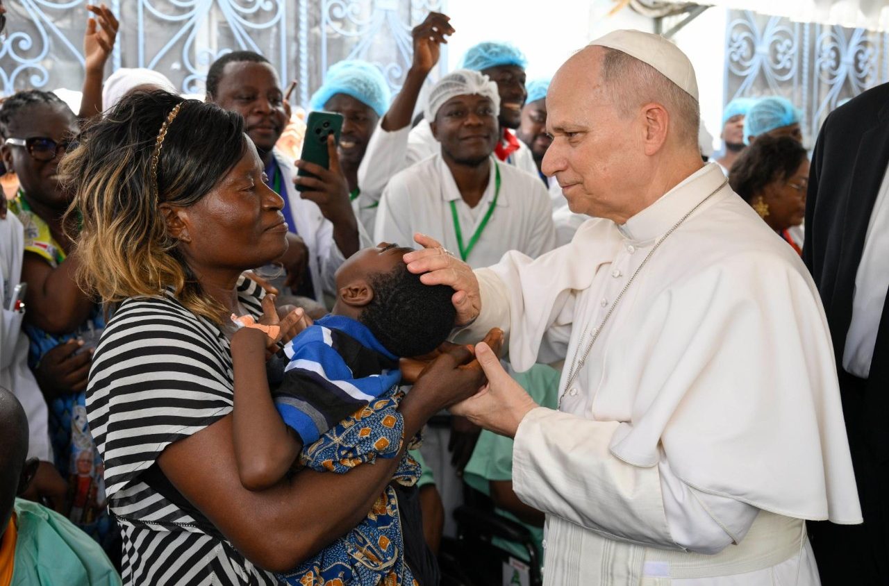 Papa Leo XIV yasuye ibitaro bya Saint Paul i Douala, asabira abarwayi n’abaganga