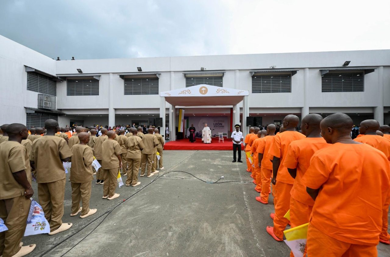 Papa Leo XIV yasuye gereza ya Bata, ashimangira ko urukundo rw’Imana rugera kuri bose