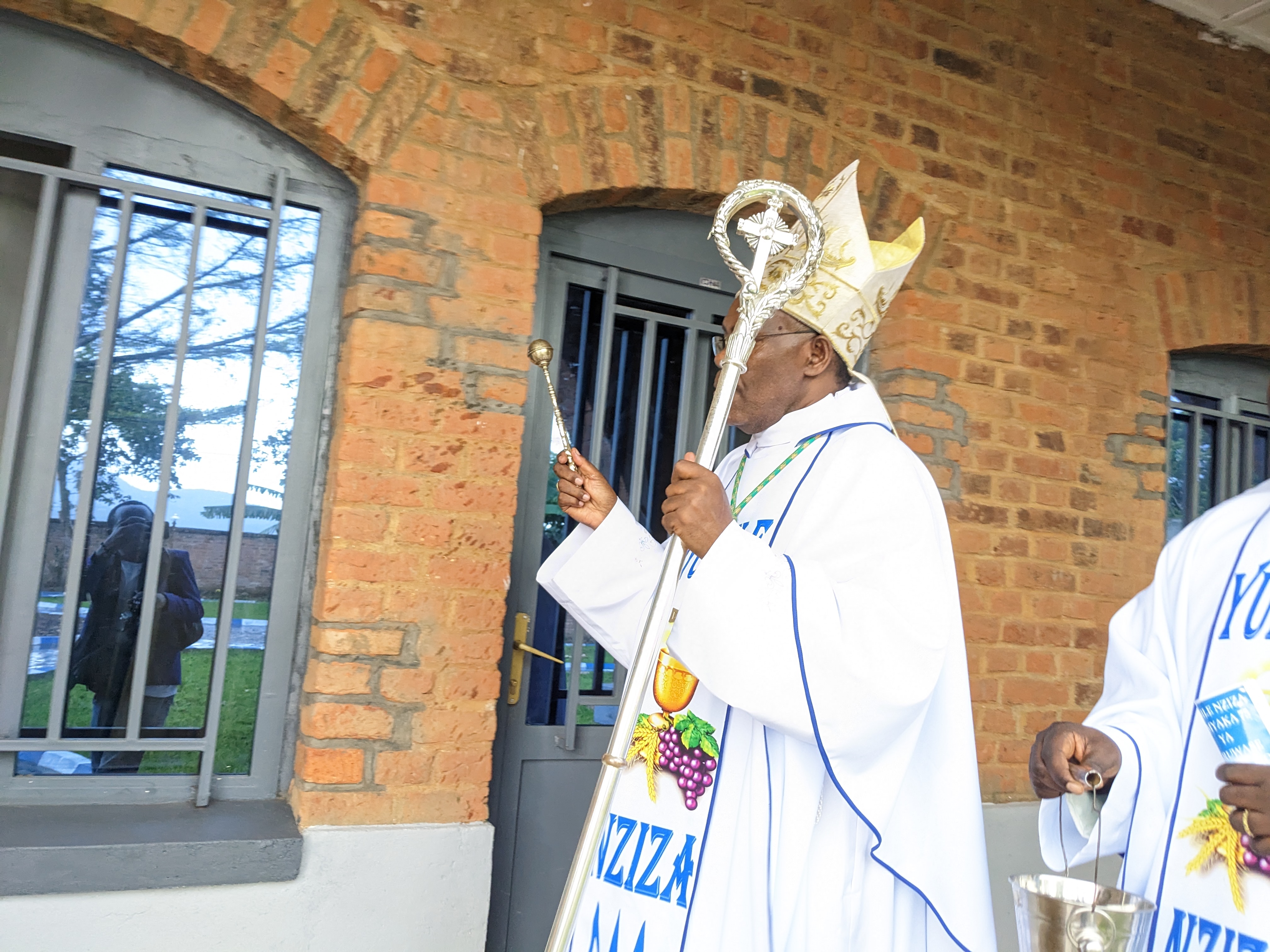 Musenyeri Mwumvaneza yahaye umugisha amacumbi mashya y’abapadiri ba Paruwasi ya Muhororo