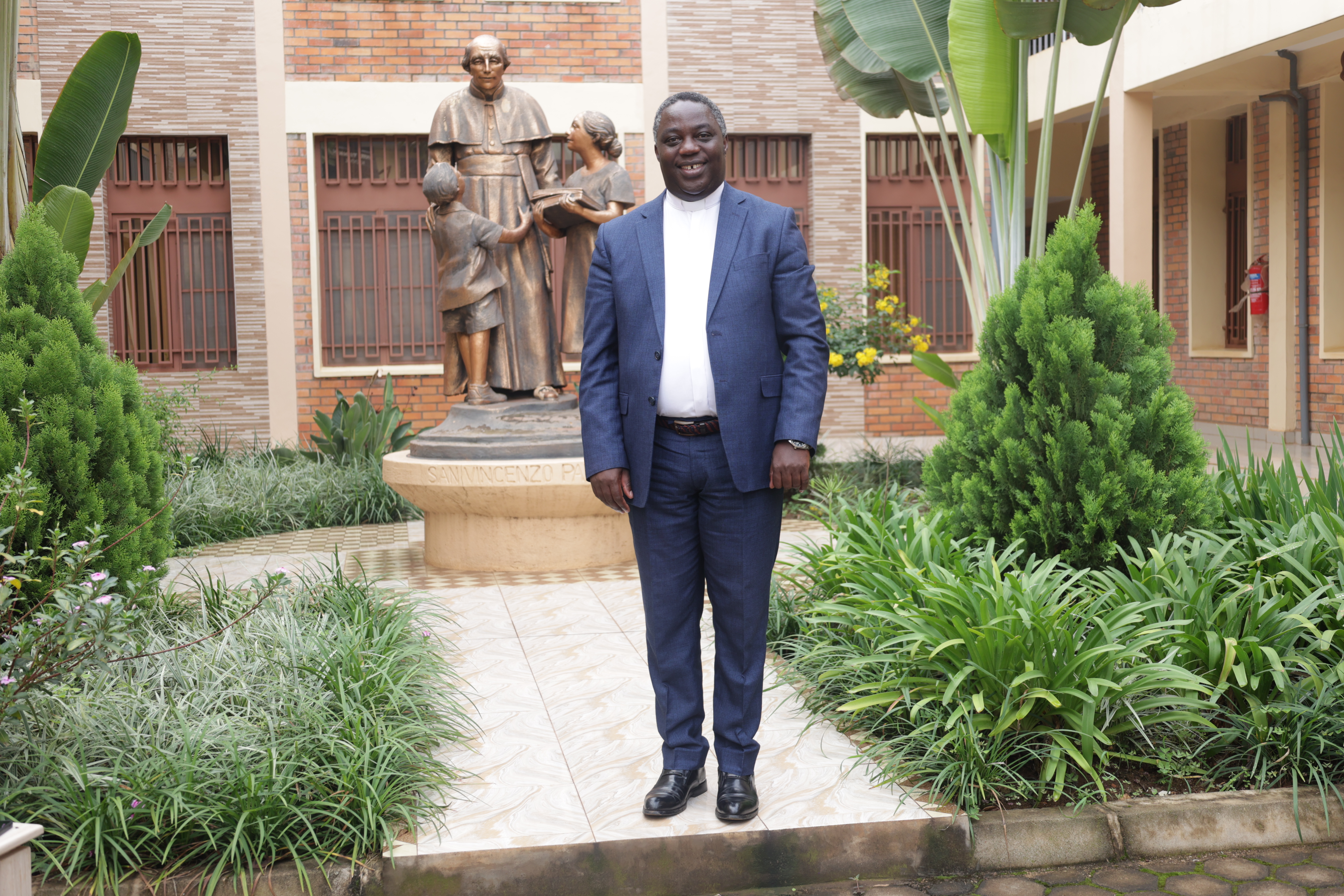 Padiri Eugene Niyonzima yagaragaje umwihariko w’umunsi Mpuzamahanga w’Abiyeguriye Imana muri uyu mwaka wa 2025.