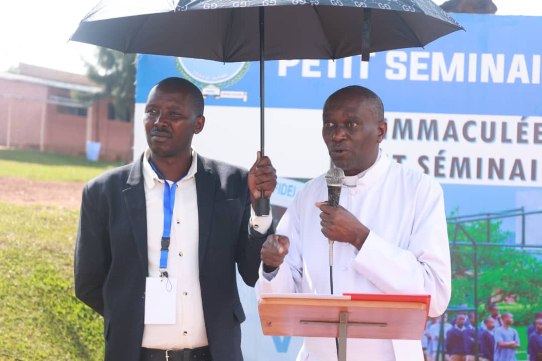 Padiri Kanamugire Flodouard yakebuye abaseminari badakunda gusoma.