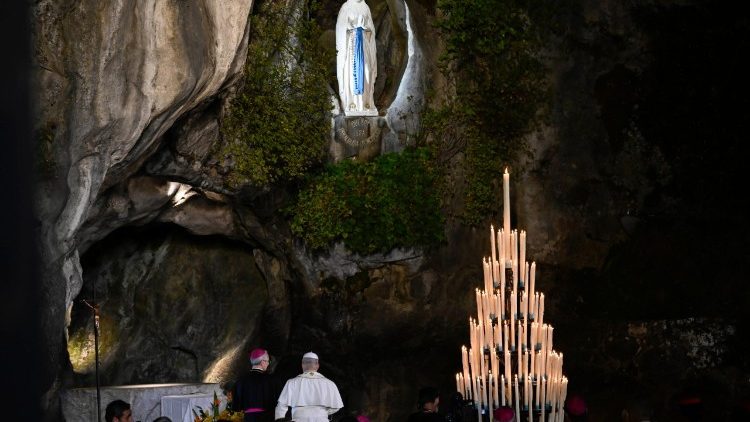 Papa Leo XIV yasengeye i Lourdes ashyira igihugu cy’u Bufaransa n’abagituye mu maboko ya Bikira Mariya