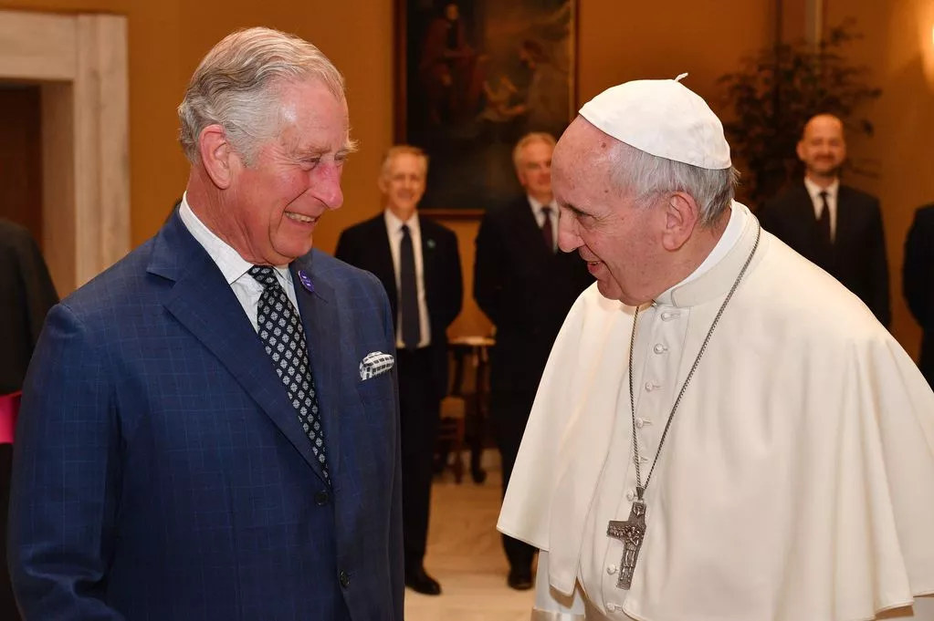 Uruzinduko rw’Umwami Charles III n’ umwamikazi Camilla I Vatican rwasubitswe kubera uburwayi bwa Papa Fransisiko.