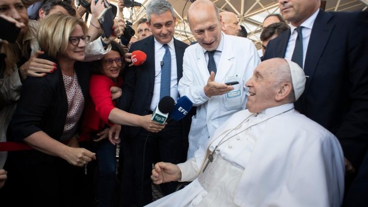 Papa Fransisiko yasezerewe mu Bitaro